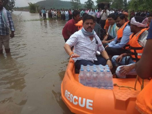 एनएच पर 8 फीट पानी, नाव पर सवार होकर विधायक-कलेक्टर ने देखे बाढ़ के हालात