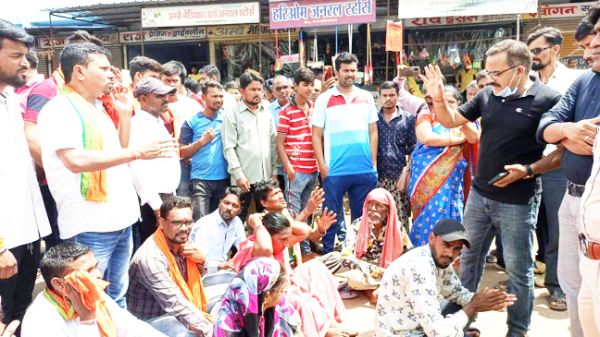 नाली-सफाई की मांग, वार्डवासियों के साथ भाजपा का प्रदर्शन, चक्काजाम