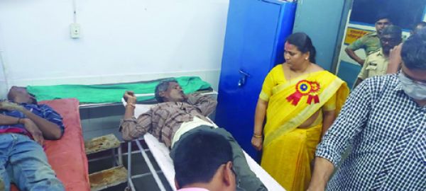 घायलों को अस्पताल लेकर पहुंची खुज्जी विधायक छन्नी