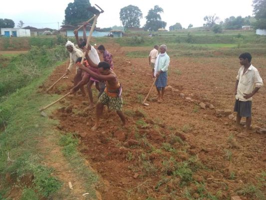 दबंगई से किया रास्ता बंद, ग्रामीणों ने श्रमदान से बनाया