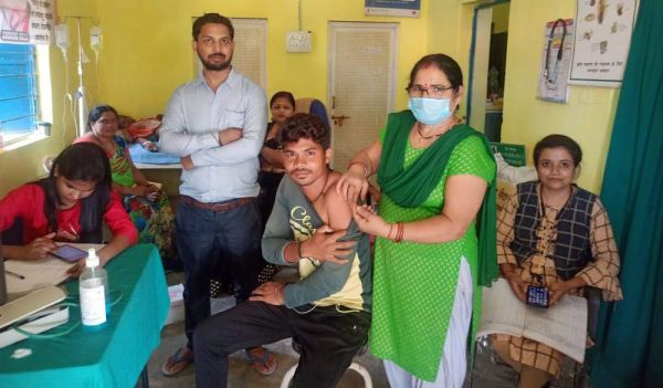 स्वास्थ्य केंद्रों में बूस्टर डोज लगना शुरू