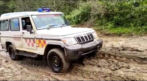 बदहाल रास्तों ने एंबुलेंस का रास्ता रोका, स्वास्थ्य कर्मियों ने मरम्मत कर गर्भवती को अस्पताल पहुंचाया, जच्चा-बच्चा स्वस्थ