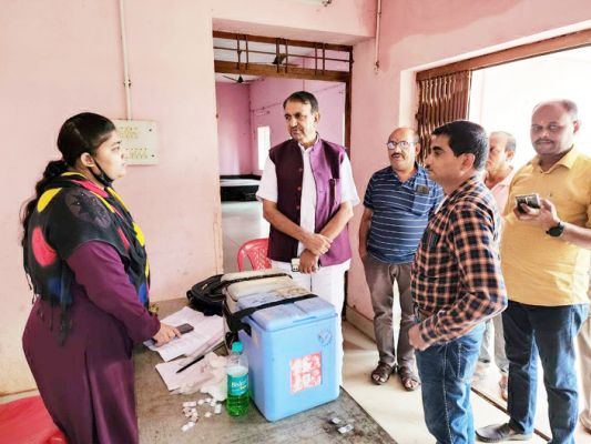 बूस्टर डोज महा अभियान: टीकाकरण केंद्रों का भाजपा नेताओं ने  किया निरीक्षण
