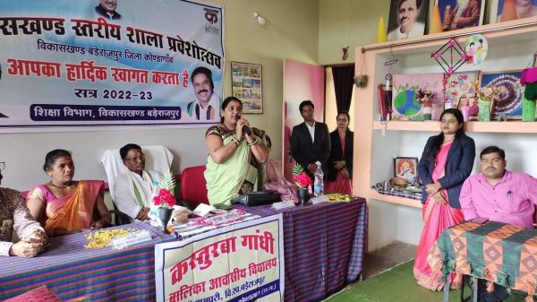 शाला प्रवेशोत्सव, बच्चों का तिलक लगा कर स्वागत