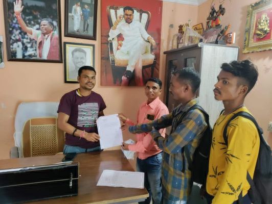 प्राथमिक स्कूल खोलने की मांग, सौंपा ज्ञापन