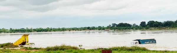 भारी बारिश, नदी-नाले उफान पर, घरों में घुसा पानी, गंगरेल के गेट खुले