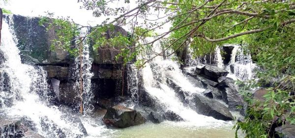 झरझरा जलप्रपात लोगों को कर रहा आकर्षित