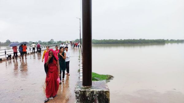 गंगरेल बांध के खुले गेट, गांवों मेें अलर्ट जारी