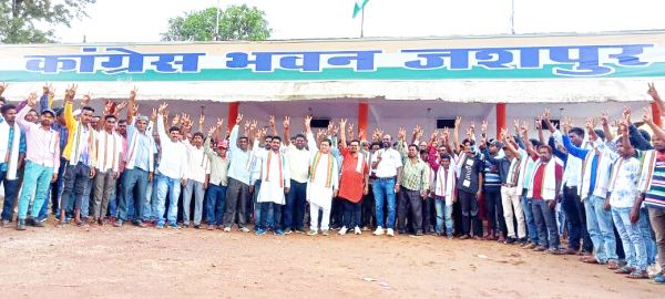 भूपेश सरकार की नीति से प्रभावित होकर जशपुर के 128 युवकों ने थामा कांग्रेस का हाथ