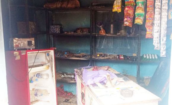 किराना दुकान में आग, हजारों का सामान खाक