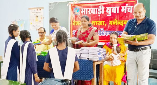 तेजस्विनी महिला मंच ने छात्राओं को बांटी कॉपियां