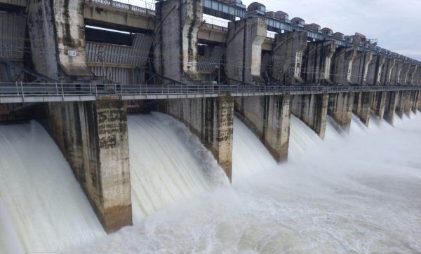 देखें VIDEO :   गंगरेल बांध 93 फीसदी भरा, छोड़ा गया 10 हजार क्यूसेक पानी