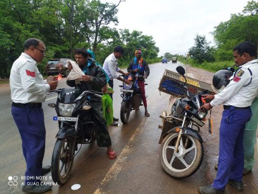 बस्तर फाइटर की परीक्षा देने आए अभ्यर्थियों के वाहनों पर यातायात पुलिस ने लगाए स्टीकर