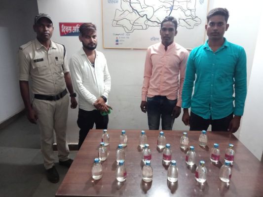 अवैध शराब बेचते दो पकड़ाए