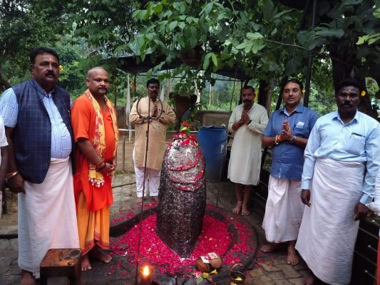 विकास मरकाम ने की कोटेश्वर महादेव की पूजा-अर्चना