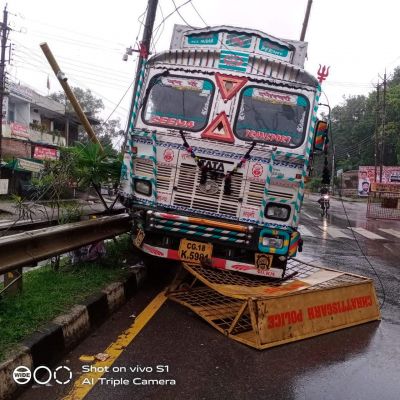 डिवाइडर पर चढ़ा ट्रक, कोई हताहत नहीं