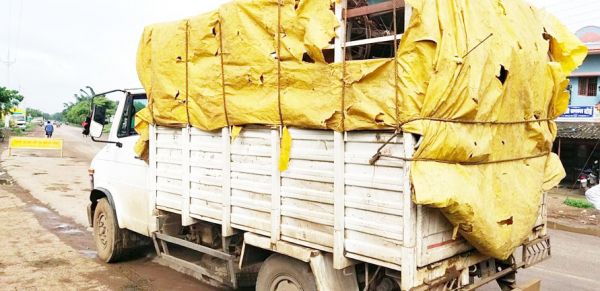 2 टन कबाड़ समेत वाहन जब्त, खैरागढ़ से नांदगांव ला रहे थे