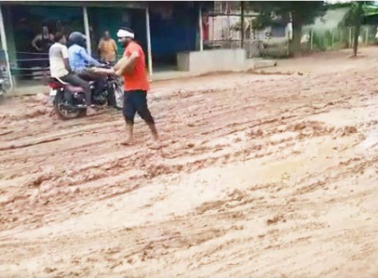 देखें VIDEO : शिकायत के बाद भी नहीं सुधरी सडक़, धान की बुवाई