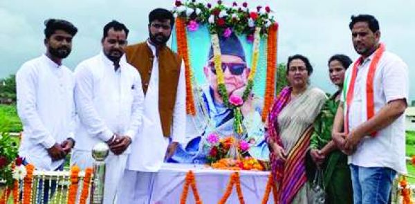 डॉ. रामचंद्र सिंहदेव को कांग्रेसियों सहित अम्बिका सिंहदेव ने किया नमन