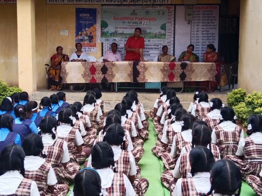 स्लोगन स्पर्धा में आशा, चित्रकला में मुनिता अव्वल