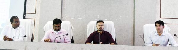 अस्पतालों में दवाओं का रखें स्टॉक-कलेक्टर