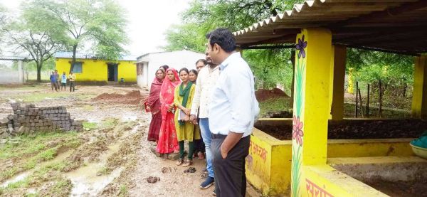 ग्रामीणों ने कहा-यहां नर्स नहीं है, प्रसव में होती है तकलीफ