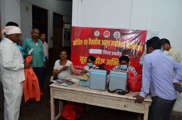 कर्मियों ने लगाया प्रिकाशन डोज