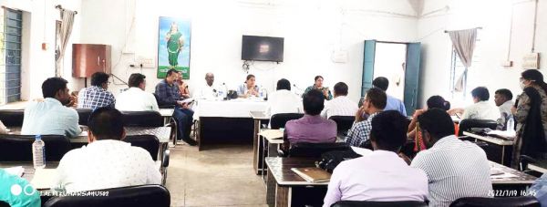 लापरवाह को फटकार और बेहतर काम करने वालों को मिली शाबासी