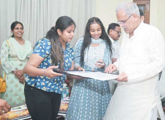 सीएम ने जसमीत कौर का एलबम छत्तीसगढिय़ा हीरा हमर भूपेश कका किया लॉन्च