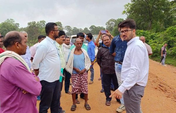 खबर का असर : ग्रामीणों की समस्या सुन कलेक्टर ने ठेकेदार को दिया सख्त निर्देश