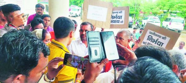 डोंगरगढ़ की नाबालिग छात्रा  की हत्या के विरोध में लोधी समाज का थाने में प्रदर्शन