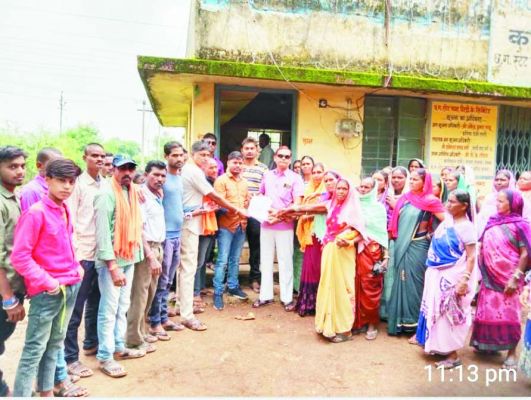 लो वोल्टेज से बढ़ी पेयजल समस्या, ग्रामीणों ने विद्युत कार्यालय घेरा 