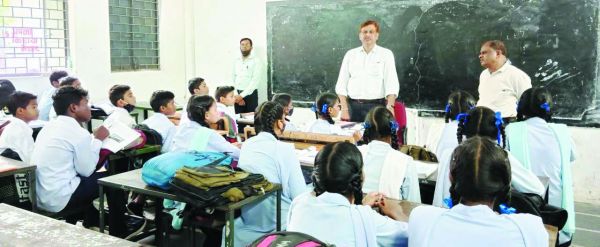 अपर कलेक्टर ने ली विद्यार्थियों की क्लास
