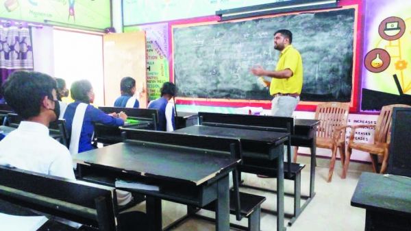 आयुक्त ने 11-12वीं के विद्यार्थियों की ली क्लास