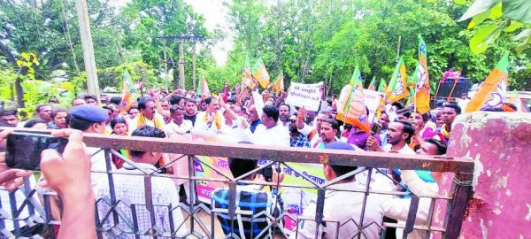 खाद संकट और अघोषित बिजली कटौती,  भाजपाईयों का प्रदर्शन
