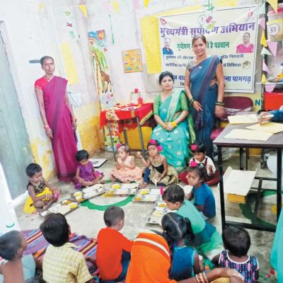 बच्चों को मिलने लगा आंगनबाड़ी में गरम भोजन