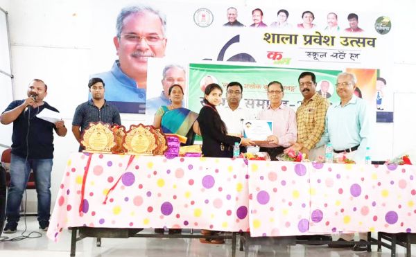 रामानुज हाईस्कूल और कन्या विद्यालय के टॉपर्स को किया सम्मानित