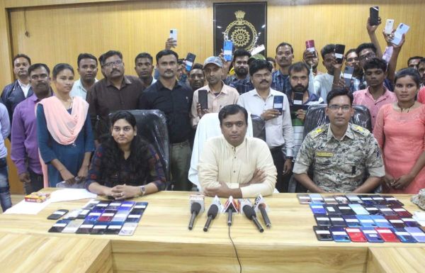 कोंडागांव पुलिस ने पीडि़तों को लौटाए 20 लाख के गुम मोबाइल