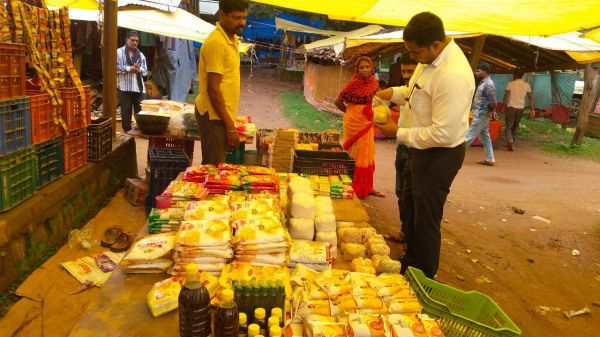 साप्ताहिक बाजारों व चौपाटी-बस स्टैंड में खाद्य सामानों का निरीक्षण