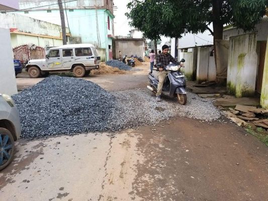 निर्माण सामग्री से पटी सडक़ें, जाम की समस्या, हादसे की आशंका