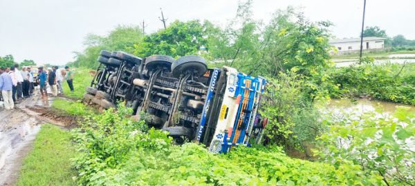 मवेशियों को बचाने के फेर में ट्रक हाईवे पर पलटा