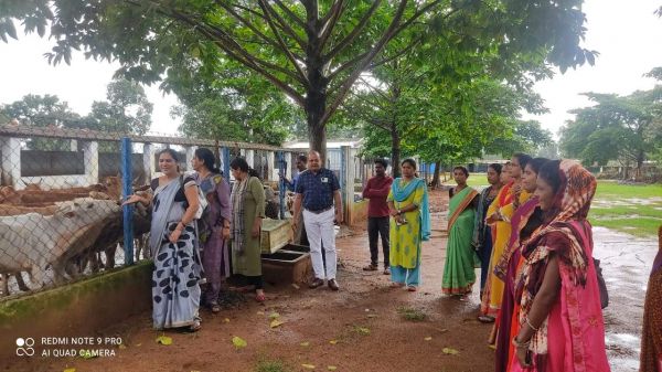 गौमूत्र बेचने व उत्पाद निर्माण प्रशिक्षण