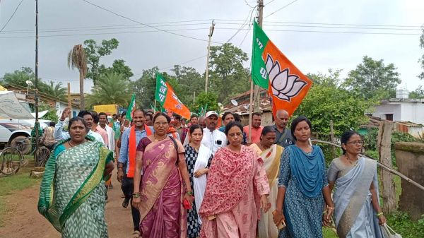 सोसायटियों में खाद-बीज की कमी, धरना-प्रदर्शन कर ज्ञापन सौंपा