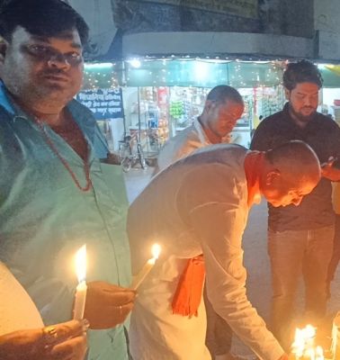 छात्रा को लोधी समाज ने कैंडल जलाकर दी श्रद्धांजलि