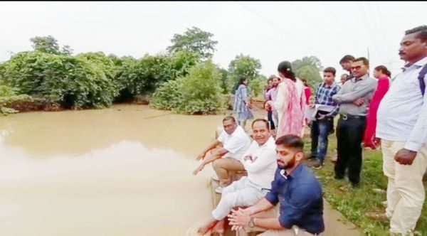 वनांचल गांव में पहुंचे तो याद आया बचपना समूह की महिलाओं से खरीदी सब्जियां