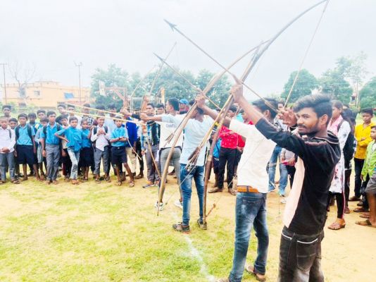 विशेष जनजातीय समूह के बालक बालिकाओं का पारम्परिक खेल मड़ई का आयोजन