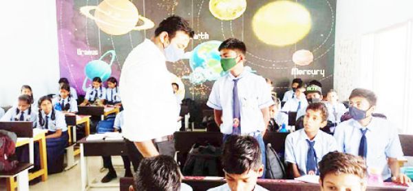 छात्रों से हुए रूबरू हुए कलेक्टर, स्वामी आत्मानंद इंग्लिश मीडियम स्कूल का किया निरीक्षणा
