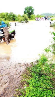 मूसलाधार बारिश, नदी-नाले उफान पर, पुल के ऊपर से बह रहा पानी, मार्ग बाधित, वाहनों की लंबी कतार