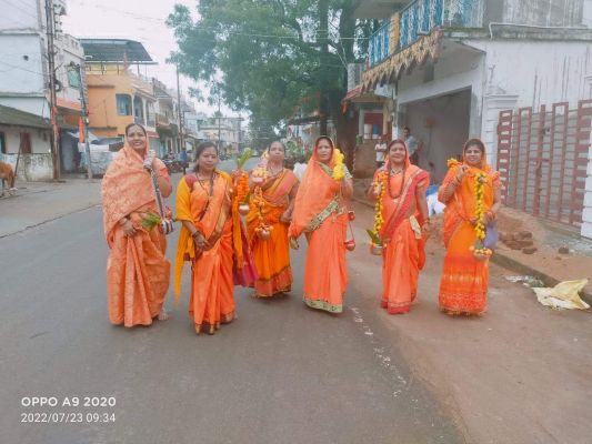 महिला कांवडिय़ों के जत्था ने किया शिव का जलाभिषेक