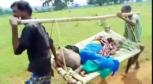 पगडंडी है डगर, खाट के सहारे ढोये जाते हैं मरीज